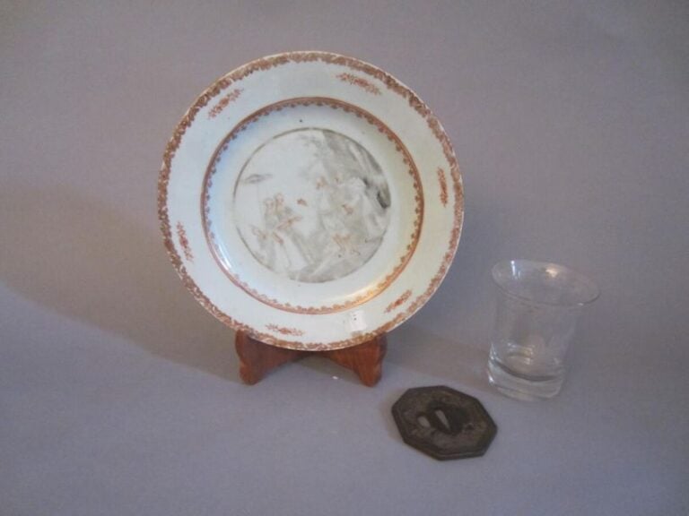 Lot comprenant :un tsuba, un verre gravé et une assiette Compagnie des Indes