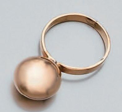 LOT comprenant: - une BAGUE chevalière en or jaune monogrammé et cisel