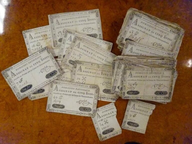 LOT comprenant une centaire d'assignats de 5 livres des années 1791 et 179
