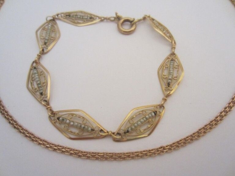 Lot comprenant une chaînette en or jaune (750 mill) et un bracelet en or jaune à maillons losangiques sertis de petites perle