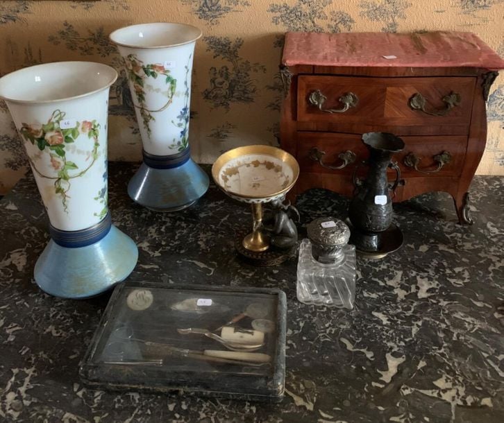 Lot comprenant une commode miniature, un vase japonais en bronze, deux vases en opaline et un baguier (accident