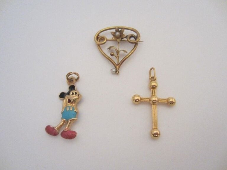 Lot comprenant: une croix en or jaune (750 mil