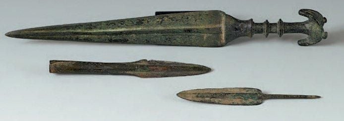 Lot comprenant une dague à manche en éventail et poignée moulurée dont la lame triangulaire est à haute nervure, une pointe de lance foliacée à douille, et une pointe de flèche à languett