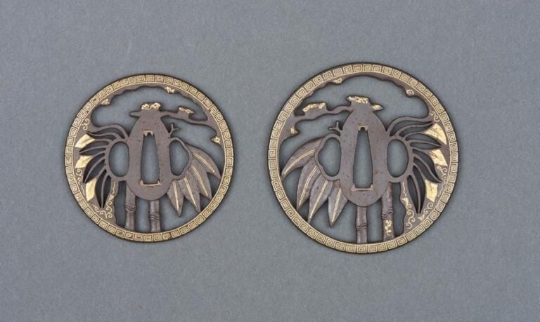 Lot contenant deux tsuba (gardes de sabre), l'un de petite taille et le second plus grand (Daisho-tsuba