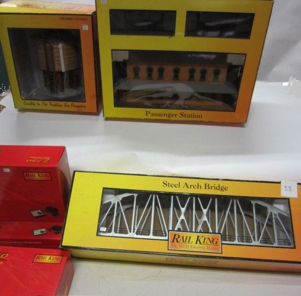 Lot d'accessoires RAIL KING: 3 transformateurs, pont, château d'eau, gare à passage à niveau en plastique -