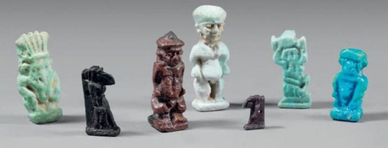 Lot d'amulettes comprenant trois Pathèque, un Shou, deux Thot ibis anthropomorphes et un Bès (7 pièces
