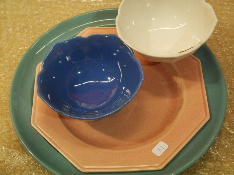 Lot d'assiettes en porcelaine du Marais diverses, Jacques Molin et divers