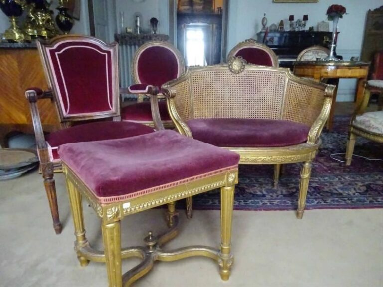 LOT d'éléments de mobilier de style Louis XVI et d'époque XIXe siècl