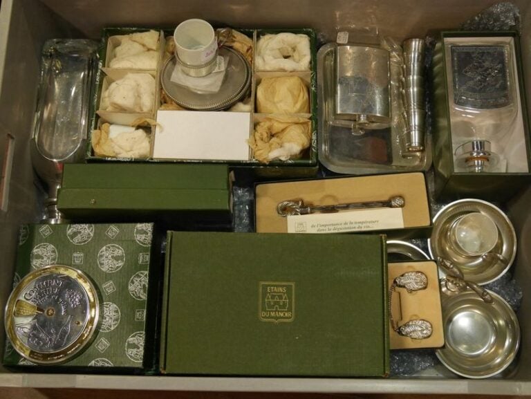 Lot d'étains du manoir , tasses , carafes , dessous de verre, vide-poche , cendrier …