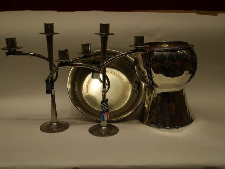 Lot d'objets divers en étain , chandelier , urne