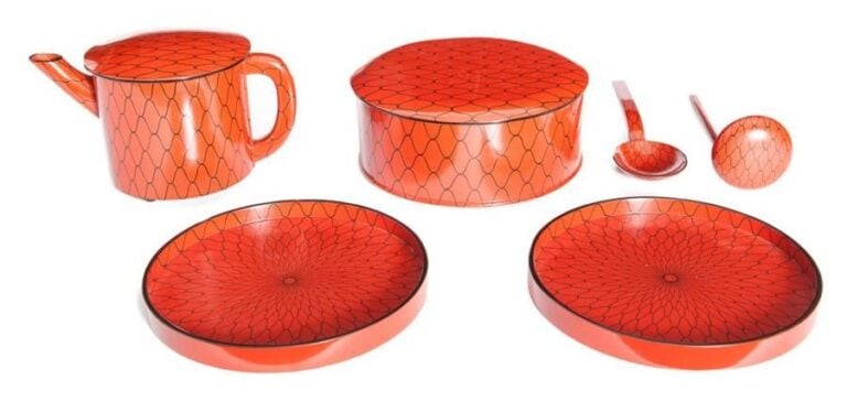Lot d'ustensiles pour repas laqués rouge et décorés de motifs «filet» (ami