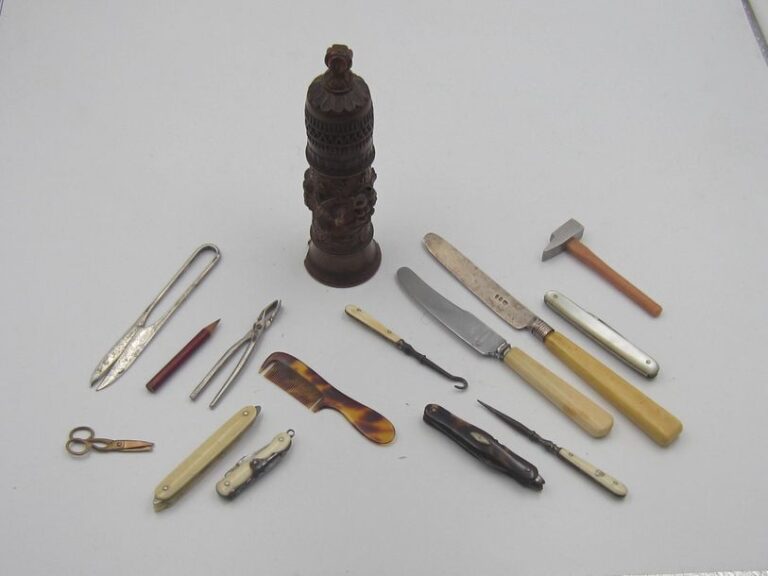 lot de 13 ustensiles miniatures : couteaux, ciseaux, canif, peign