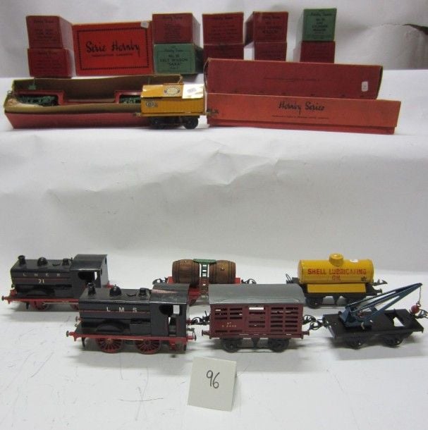 Lot de 18 wagons marchandises à 2 axes en tôle peinte dont 11 en