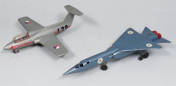Lot de 2 avions Delphin L 29 - Marx Toys - Angleterre - vers 1985 - plastique - méc