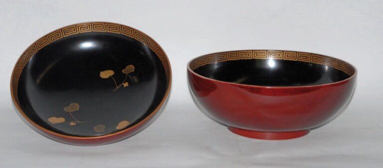 Lot de 2 bols laqués de tailles différentes, extérieur rouge, intérieur noir à décor de feuilles dorées en laque maki