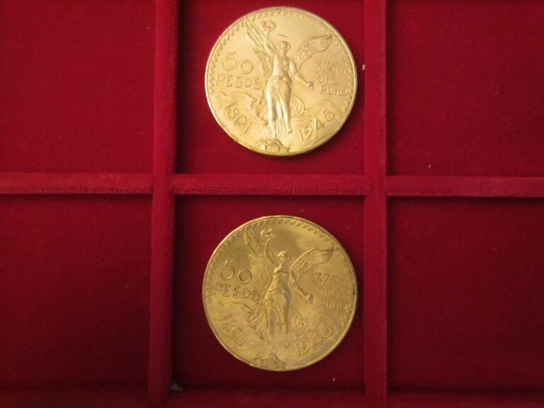 Lot de 2 pièces de 50 Pesos en or 1821, 1845