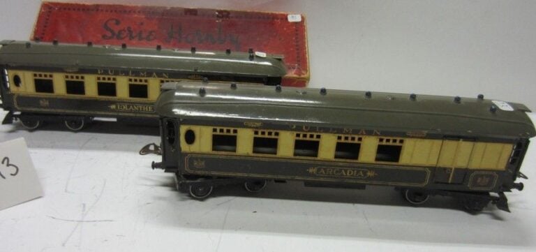Lot de 2 wagons Pullman à 2 boggies en tôle peinte: ARCADIA - IOLANTHE dont 1 en