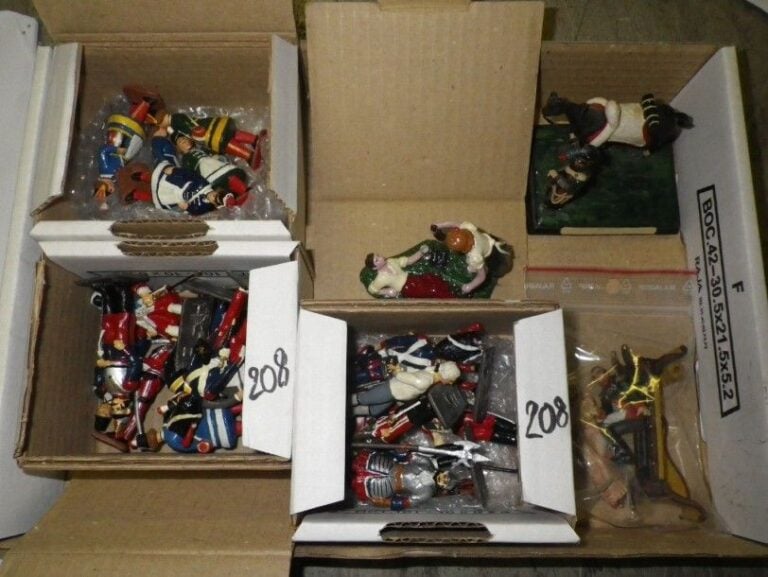 Lot de 24 figurines révolutionnaires de marque Auger probable, une scène avec cavalier Ier Empire de