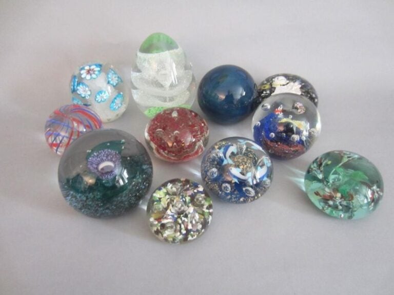 Lot de 26 boules presse-papiers diverses