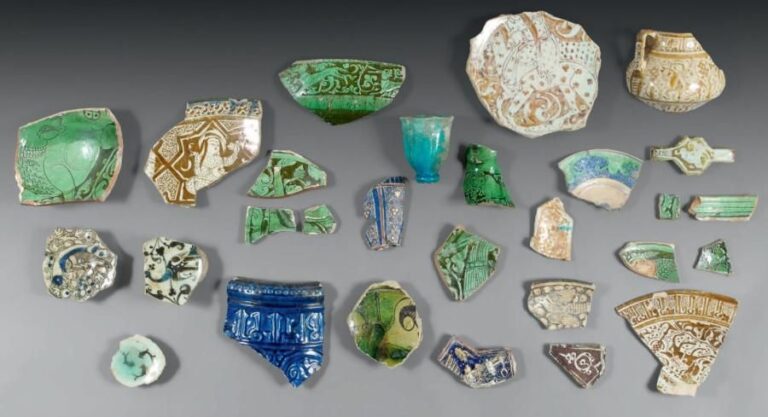 Lot de 28 tessons de céramique médiévale, comprenant: - un fragment d'une jarre monumentale à glaçure cobalt, Iran, XIIIe siècl