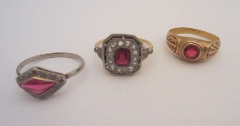 Lot de 3 bagues en or (750 mill) serti de pierres rouge