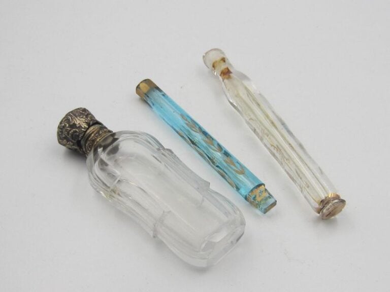 Lot de 3 flacons à parfum en verre, un avec un bouchon en argent (minimum 800 millièmes