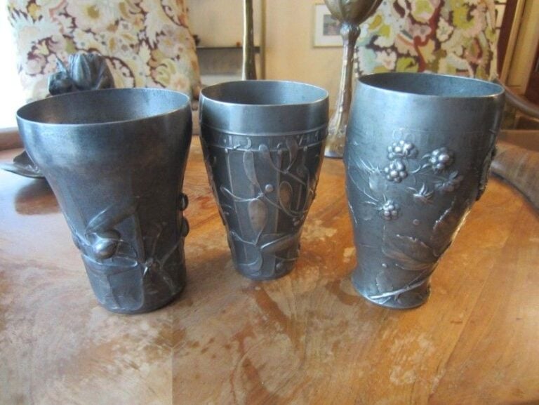 Lot de 3 gobelets en étain et cuivre à décor végétal en relief