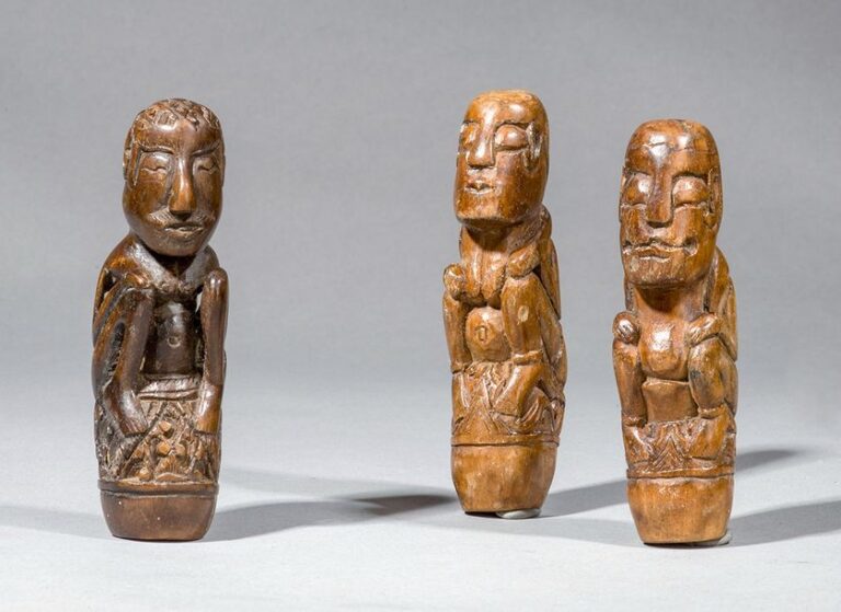 Lot de 3 manches (ukiran) de kriss en bois sculpté, deux femmes et un homm