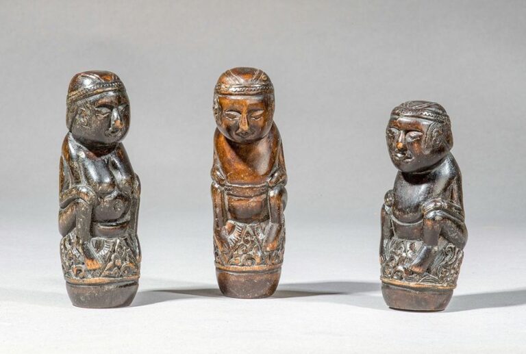 Lot de 3 manches (ukiran) de kriss en bois sculpté, deux hommes et une femm