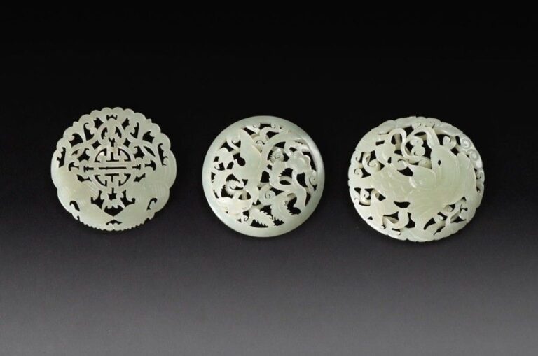 Lot de 3 pendentifs en jade céladon représentant des faisans et une grue Chine H: de 4,8 cm à 6,4 cm