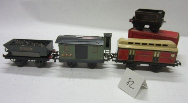 Lot de 3 wagons avant-guerre dont: poste en tôle lith