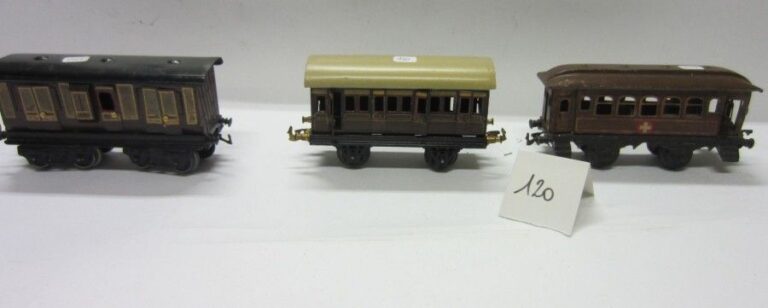 Lot de 3 wagons1920 - wagon sanitaire aménagé en tôle litho à 2 axes (toit repeint) - wagon anglais en tôle lith