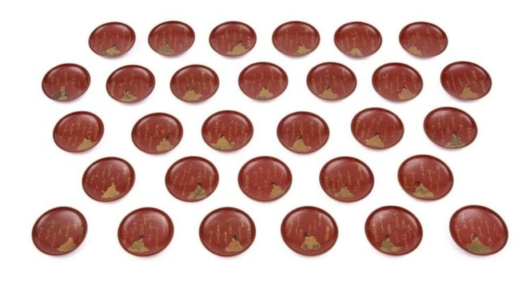 Lot de 30 assiettes plates à saké (hikisakazuki) laquées roug