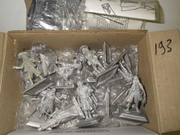 Lot de 30 figurines Vanot non peintes