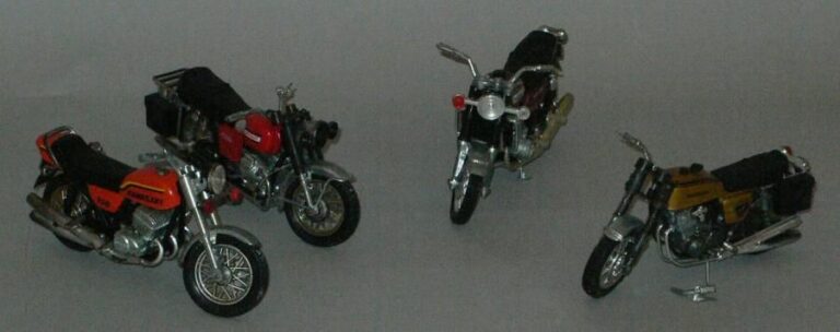Lot de 4 motos Polistyl - Italie, 1970: Honda 750, Kawasaki 750, Suzuki 750, Moto Guzzi 850 - 30%
