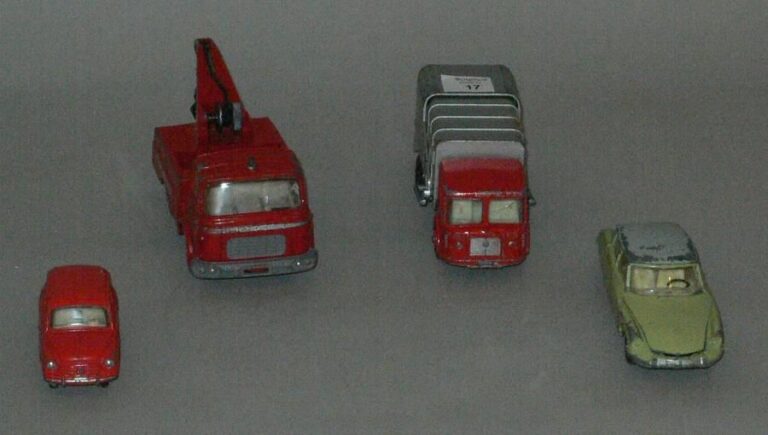 Lot de 4 voiture 1/43éme «Dinky Toys»: DS 19, Fiat 500, Crash Truck 434, camion benne (Lesney) - 40%