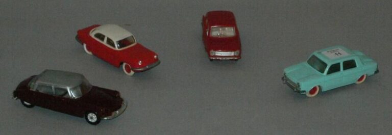 Lot de 4 voitures en plastique 1/43éme, «Minialuxe»: Simca 1000, Panhard PL 17 berline, DS 19, Morris 1000 - 65%