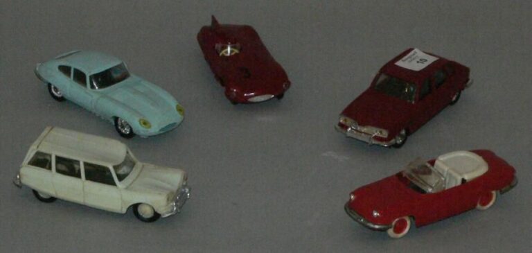 Lot de 5 voitures en plastique 1/43éme, «Minialuxe»: Amie 6, Jaguar type le Mans, Jaguar type E, Panhard cabriolet PL 17 - 65%