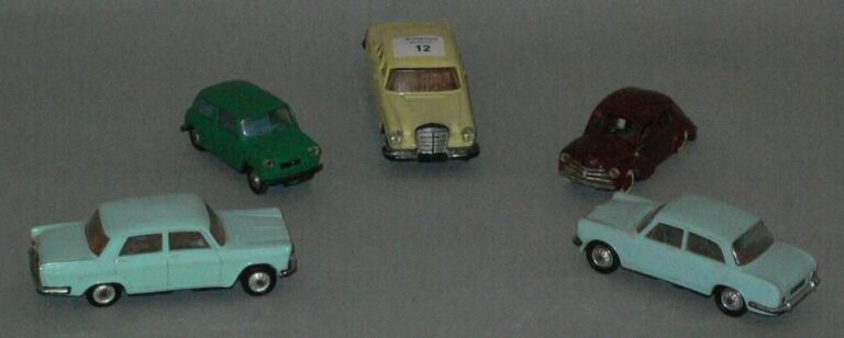 Lot de 5 voitures en plastique 1/43éme, «Norev»: 4 cv, Simca 1000, Morris 850, Mecedes 220 SE, Fiat 2300 - 50%