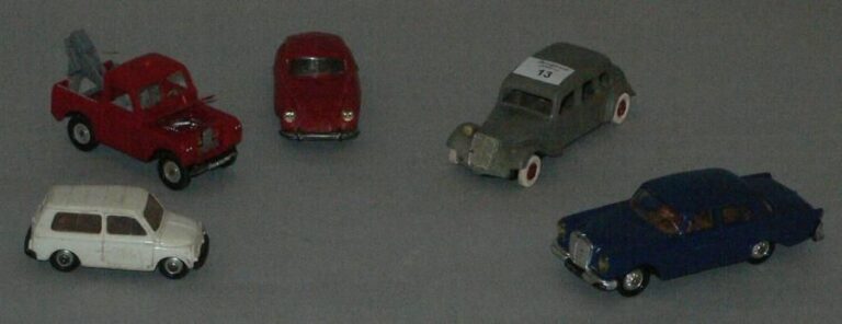 Lot de 5 voitures en plastique 1/43éme, «Norev»: Mercedes 220 SE, Fiat 500, Traction 15/6, Land Rover dépanneuse, Porsche Carrera 1500 - 50%