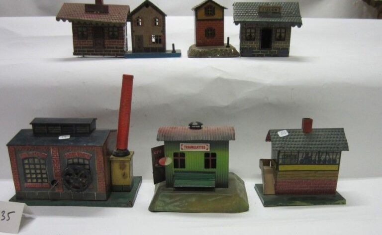 Lot de 6 petites gares en tôle lith