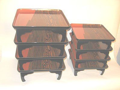 Lot de 8 plateaux laqués noir et rouge à décor imitant le boi