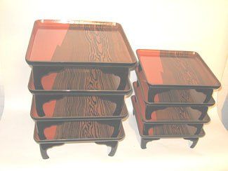 Lot de 8 plateaux laqués noir et rouge à décor imitant le boi