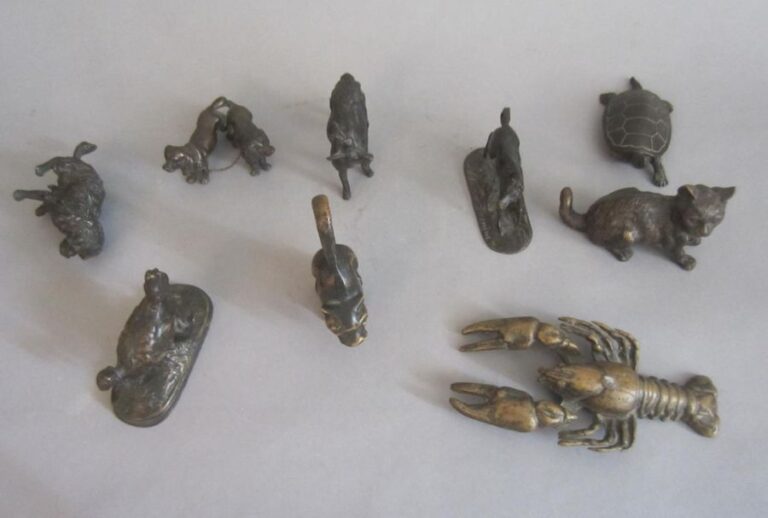 Lot de 9 bronzes animaliers : Cavalier King Charles, teckels, bouc, cheval, chat, singe, coq, homard, tortue
