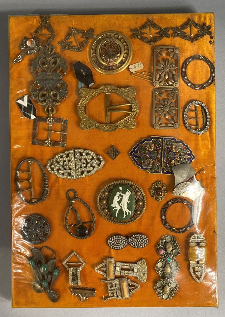 Lot de boucles de ceintures divers en métal, strass et verroterie - - PAS D'ENV…