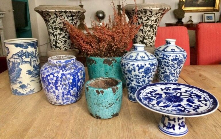 Lot de céramiques diverses : porcelaines bleu et blanc, céramiques turquoises, vases en fausse pierr