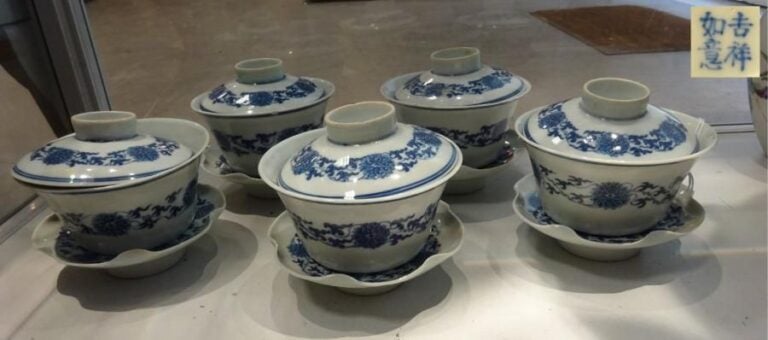 LOT DE CINQ BOLS A RIZ COUVERTS ET LEURS PRESENTOIRS EN PORCELAINE BLEU BLANC, JI XIANG RU YI