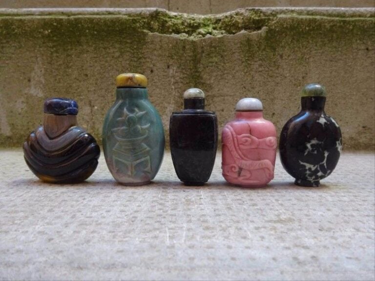 LOT DE CINQ FLACONS TABATIERES Chine, Epoque XXe siècle > Le premier en pierre dure rose à décor de drago