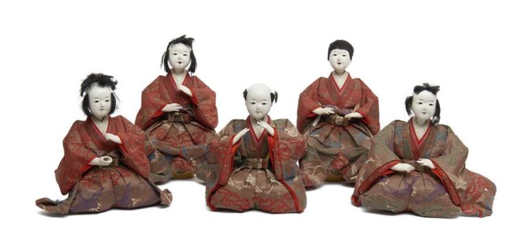 Lot de cinq petites poupées japonaises (ningy) vêtues d'habits de brocar