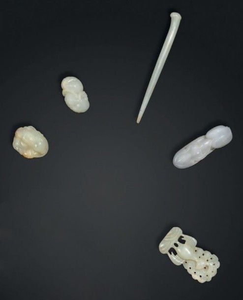 Lot de cinq petits objets en jade céladon dont cailles, poisson, sujet féminin, paon et épingl